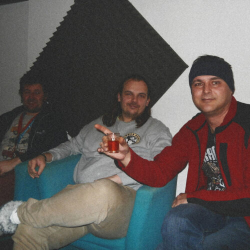 Posedenie pokračuje - v tmavom úzadí Ičo