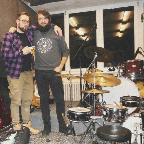 Basgitarová "lekcia" s Aďom Simonidesom (aktuálne kapelky a projekty nemám šancu ani vymenovať). Pekný večer krátkych a vecných rád k hre na basu a dlhých debát o všetkom.