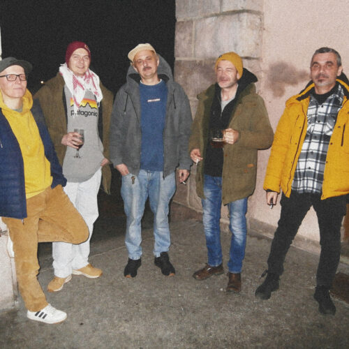 Zasadnutie rady starších na Muzku. Petik, Pepe, Majky, Dano a Peťo.
