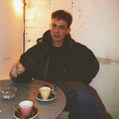 Sobotný večer po intenzívnom piatku treba začať kávičkou a cigaretkou v Blue Mondays