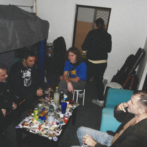 Na foto konečne zachytený stály člen Peťo/Eter, Bača, Radko, Mufty v pozadí a Dano s cigaretkou - po skúške CD príprava na sledovanie hokejového zápasu olympíady