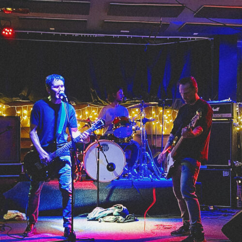 Kvôli pracovnému nasadeniu som nestihol prvý plugged-in koncert Samoty. Záchrannú dokumentáciu zabezpečil reportér Eter.