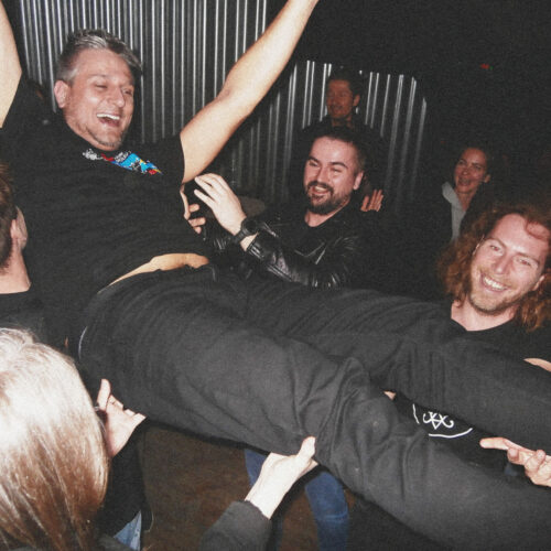 Takmer som zabudol vypichnúť, že v aktuálnej zostave Maťo zastáva aj úlohu klávesáka - zaslúžený stage dive!