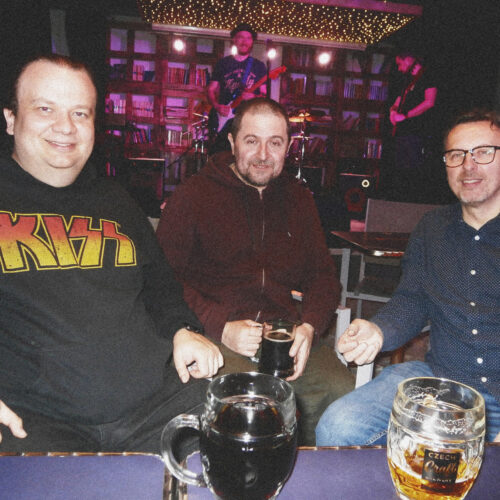 Chlapci po výkone - v pozadí sa zvučí kapelka Sad a Tma
