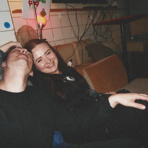 Ali v pozadí postupne cestuje