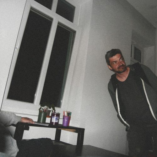 Nedôverčivý pohľad