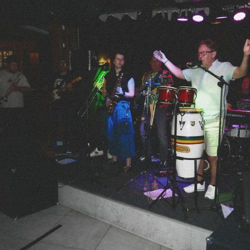 Reggae/ska punk večer vo Včelíne otvárala namakaná Karavana